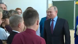 «Я поухаживаю за тобой немного?»: Путин поправил школьнику галстук при осмотре школы в Тулуне