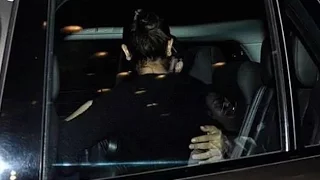 Virat Kohli, Anushka Caught Kissing At Mumbai Airport | Exclusive Video