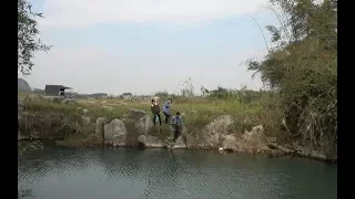 小莫和老同学拱桥边钓鱼，没想到碰到鱼群，两人疯狂上鱼