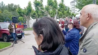 Manuel Agra dando lectura ao manifesto de Queremos Galego