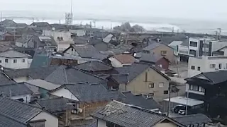 Japan tsunami waves after earthquake | Raw video