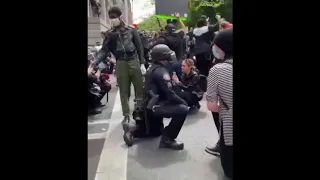 Полицейские в Портленде встали на колени перед протестующими