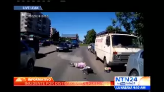 Dos niños son atropellados debido a la imprudencia de su madre al cruzar la calle