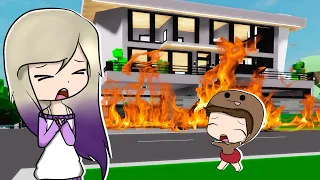 MI BEBÉ INCENDIA MI NUEVA MANSIÓN MILLONARIA EN BROOKHAVEN ROBLOX