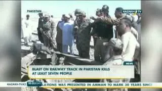 В Пакистане террористы подорвали пассажирский поезд