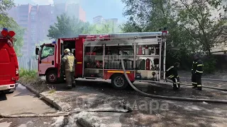 Сильный пожар в Самаре на улице Часовой — горят сараи.