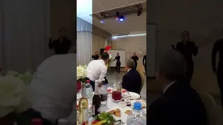 Верка Сердючка выступает на свадьбе