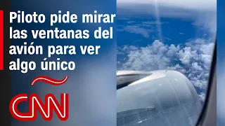 Piloto pide a pasajeros mirar las ventanas del avión para ver el lanzamiento de un cohete al espacio