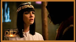 Nefertari vai à vila dos hebreus pedir que Moisés impeça a morte de Amenhotep | OS DEZ MANDAMENTOS