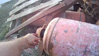 Homemade rolling rollers made of gas cylinders.