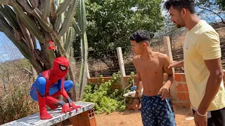 DUDU SE TRANSFORMA NO HOMEM ARANHA E O BRUTINHO FICA APAVORADO