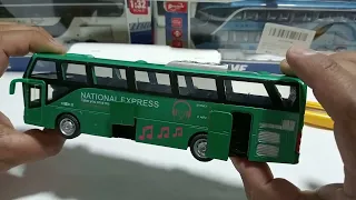 increíble autobús metálico a escala