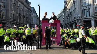 Police rush to form cordon at Extinction Rebellion London protest