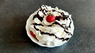 Desert de Vara🍓🍨cu Căpșuni,  Înghețata de Vanilie cu Rom și Stafide , Frișcă si Toping de Ciocolată.