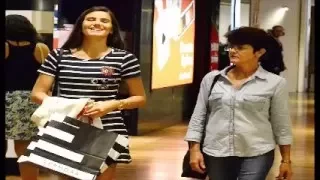 Camila Queiroz usa saia curtinha em passeio com a mãe