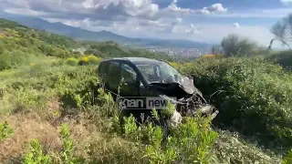 Makina në Elbasan del nga rruga dhe rrokulliset për disa metra në lëndinë