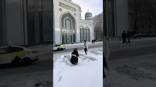 У Московской соборной мечети была замечена полуголая девушка, которая устроила фотосессию.