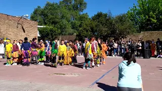 "El cóndor pasa" y "Vamos a bailar" de Leo Rojas