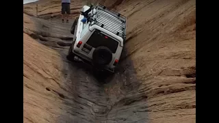 Land Rover Discovery (Near Rollover) Hell's Gate on Hell's Revenge Trail, Moab, UT