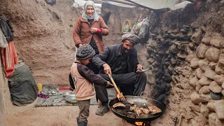 Old Lovers' Cave Life in Afghanistan: Rainy Day Cooking