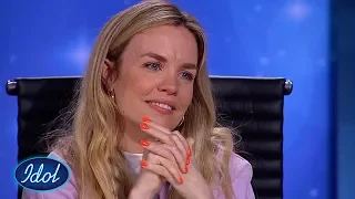 Andrine hedrer søsteren sin og rører dommerne til tårer | Idol Norge 2018