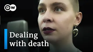 Death and grief - The stories of a companion for the dying | DW Documentary