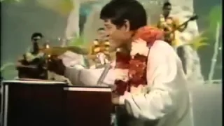 Don Ho sings "Tiny Bubbles"