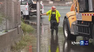 Rain floods roads and closes Honolulu attractions