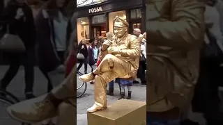 Fun MAGIC GOLD MAN at COVENT GARDEN, LONDON Golden Man Busker! 😂