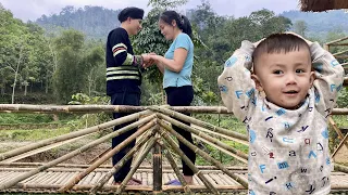 Little Bon's surprising emotions when he saw Pao holding Huong's mother's hand on the small bridge