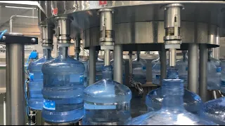Reasons why you can drink water cheaply. Korea's bottled water mass production plant.