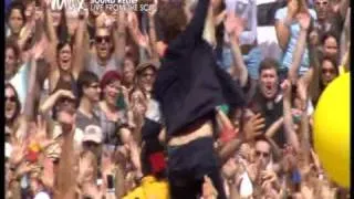 Coldplay - Fix You - Chris Martin runs between the spectators HQ