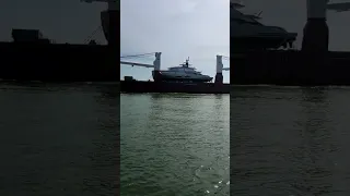 GRANDE NAVIO HOLANDÊS, TRANSPORTANDO UM LUXUOSO IATE !!! ITAJAI SC!!!