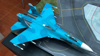 Showroom de un avión simplemente fantástico, el Sukhoi Su27SM Flanker B, escala 1/72 Hobbymaster