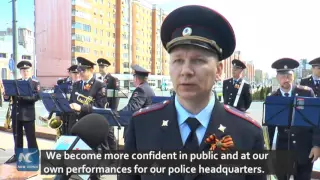 RAW: Russian police orchestra performs near Metro to mark V-day