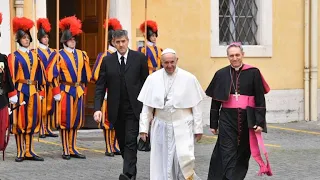 Swiss Guards carry on 500-year tradition of swearing to protect the pope