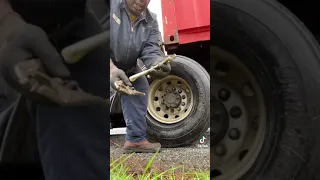 This is how you put a big truck tire on with 1 bar.🔥💯