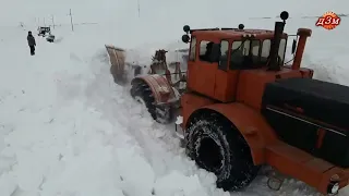 Люто гребут снег Кировцы К-701, К-744! Legendary powerful tractors K-701 are rowing snow