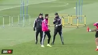 Cristiano Ronaldo reta a Ancelotti   ¿Puede subir así la pierna!