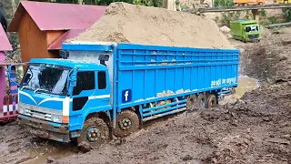 BAN NYARIS BELEDAK 🔥‼️ AKIBAT SELIIP DI JALAN BERLUMPUR || RC TRUK FUSO BELUP TRIBAL BERMUATAN FULL