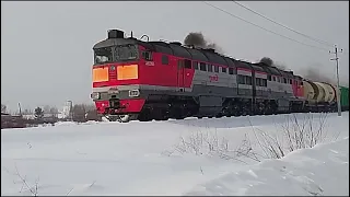 "Дал медведя" Тепловоз 2ТЭ116К-1110 с грузовым поездом набирает разгон.