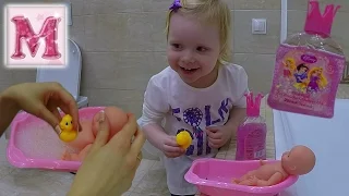 Влог Купаем куклу пупсика в ванночке |  Детская ванночка с пенной