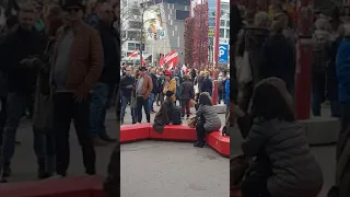 passiert jetzt .  Demonstranten Demo versammeln sich gegen Corona-Maßnahmen in der Wiener Innenstadt