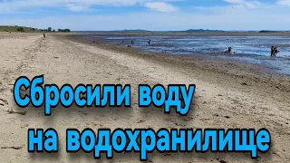 Сбросили воду на водохранилище