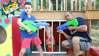 LUCAS E PAPAI BRINCAM DE COLORIR E COM SUAS SUPER LANÇADORAS DE ÁGUA