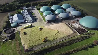 Bei uns die größte BGA XXL Silagehaufen 2023 DJI Mini 2 Drohnen Video 4 Traktoren auf dem Silo