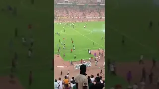 Расстроенные болельщики Нигерии устроили массовые беспорядки на стадионе в Абуджe
