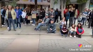 Nina toca el violin e inpresiona a la gente😦