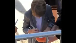 Jackson robert scott signs a Pennywise soft toy at the it chapter 2 premiere