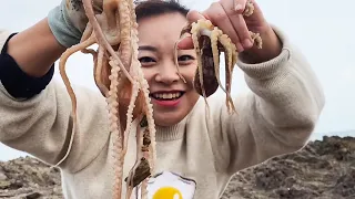 The lucky lady met the octopus nest, so happy from ear to ear